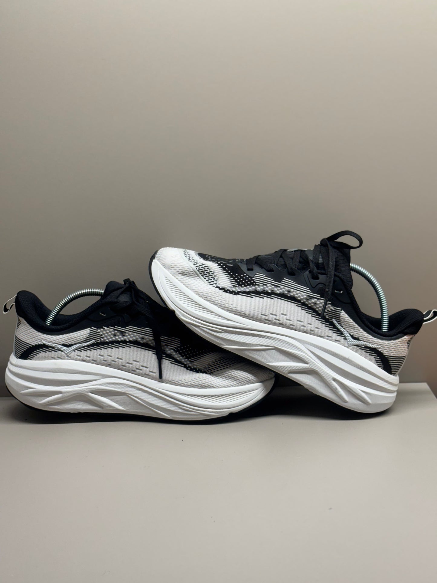 Hoka Skyflow Black and white
