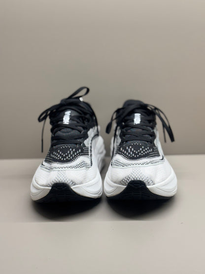 Hoka Skyflow Black and white